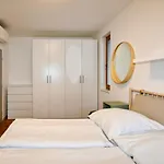 Efi Holzova 28 * Brno