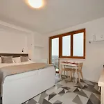 Efi Holzova 28 * Brno