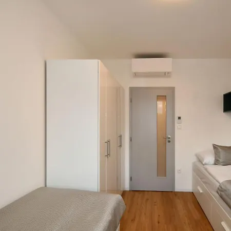 Apartment Efi Holzova 28
