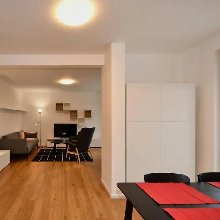 Apartment Efi Holzova 28 *