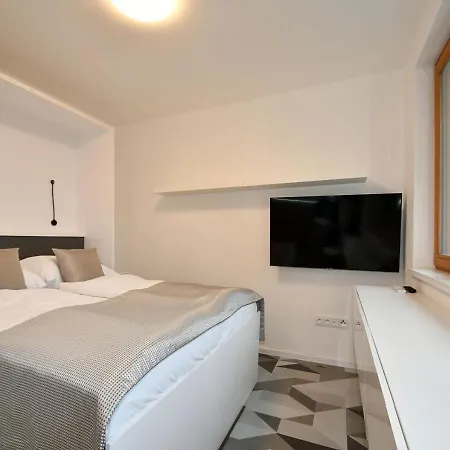 Apartment Efi Holzova 28