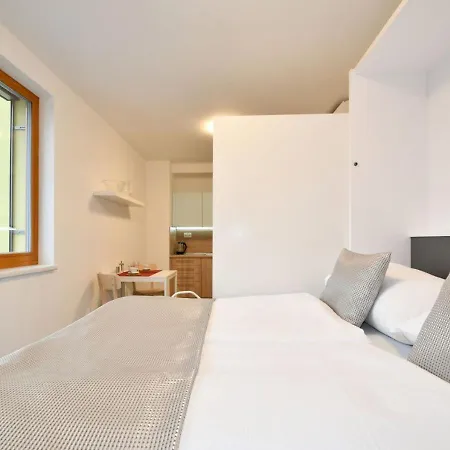 Apartment Efi Holzova 28