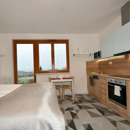 Apartment Efi Holzova 28 *