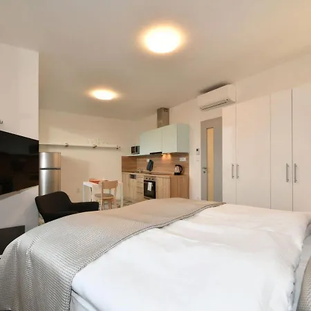 Apartment Efi Holzova 28