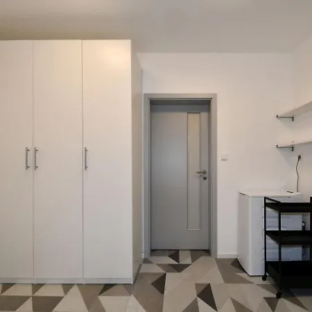 Apartment Efi Holzova 28 *
