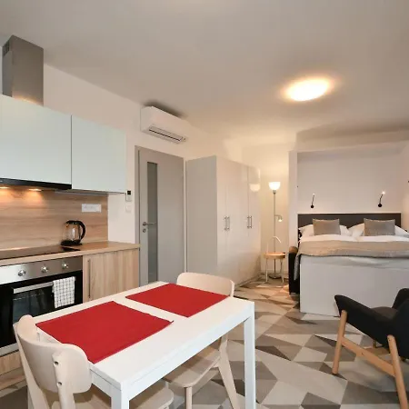 Apartment Efi Holzova 28