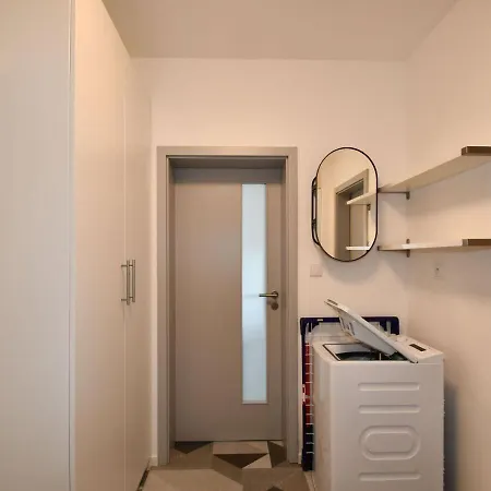 Apartment Efi Holzova 28