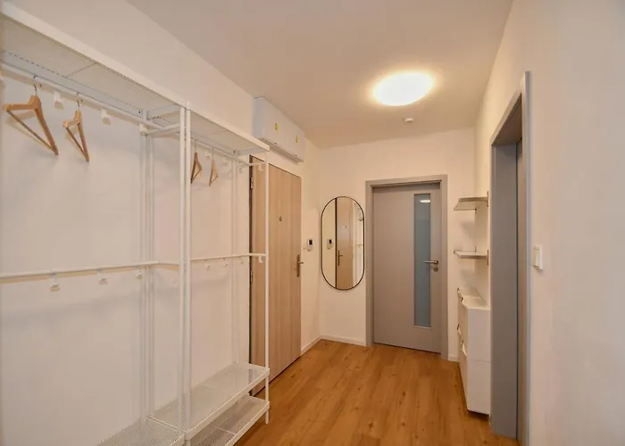 Efi Holzova 28 Daire