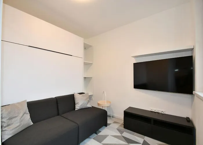 Efi Holzova 28 Daire
