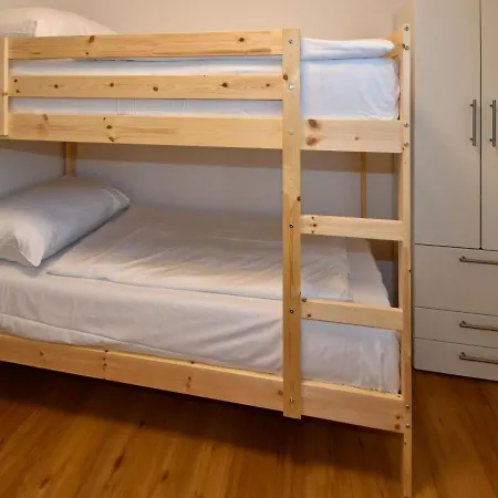 Efi Holzova 28 Apartman *