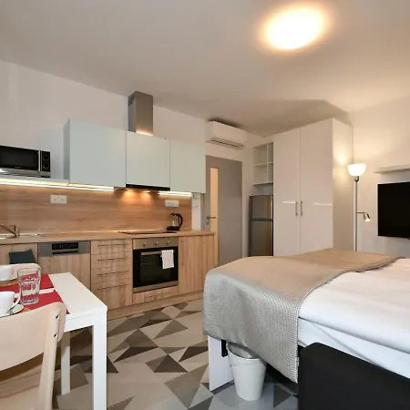 Appartement Efi Holzova 28 *