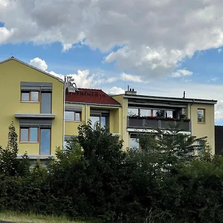 Efi Holzova 28 Apartman *