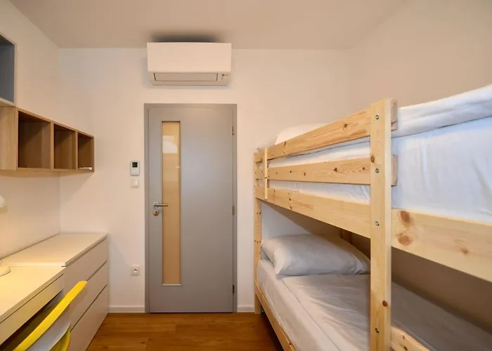 Efi Holzova 28 Apartman *